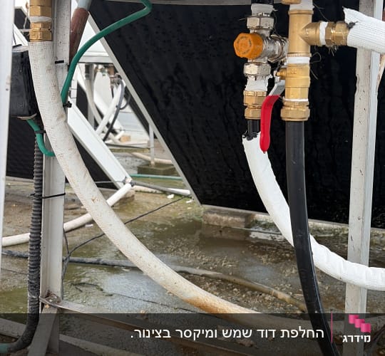 עבודות אינסטלציה וחיבורי שסתומים בתחתית דוד שמש על גג